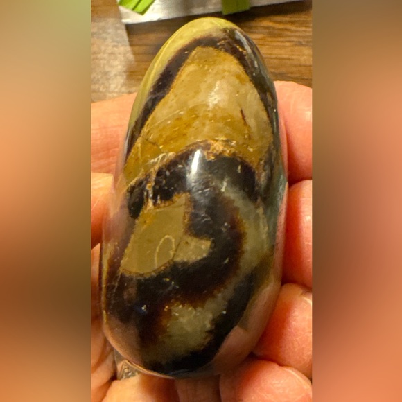 Beautiful Septarian heart shaped palm stone #1 - Picture 10 of 16